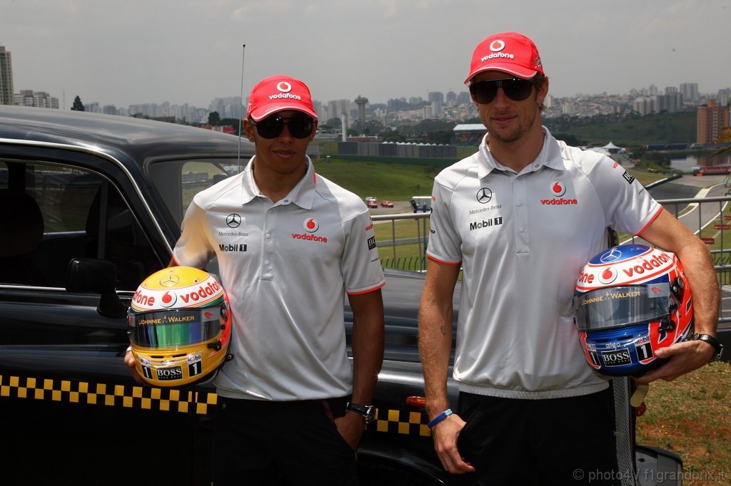 GP Brasile, Giovedi', Lewis Hamilton (GBR), McLaren  Mercedes, MP4-25 e Jenson Button (GBR), McLaren  Mercedes, MP4-25 with a London taxi