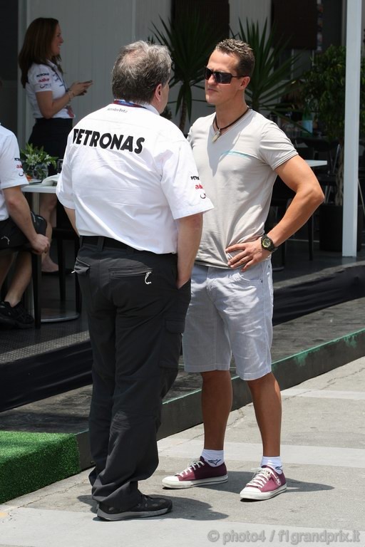 GP Brasile, Giovedi', Norbert Haug (GER), Motorsport chief e Michael Schumacher (GER), Mercedes GP  F1 Team, MGP W01 