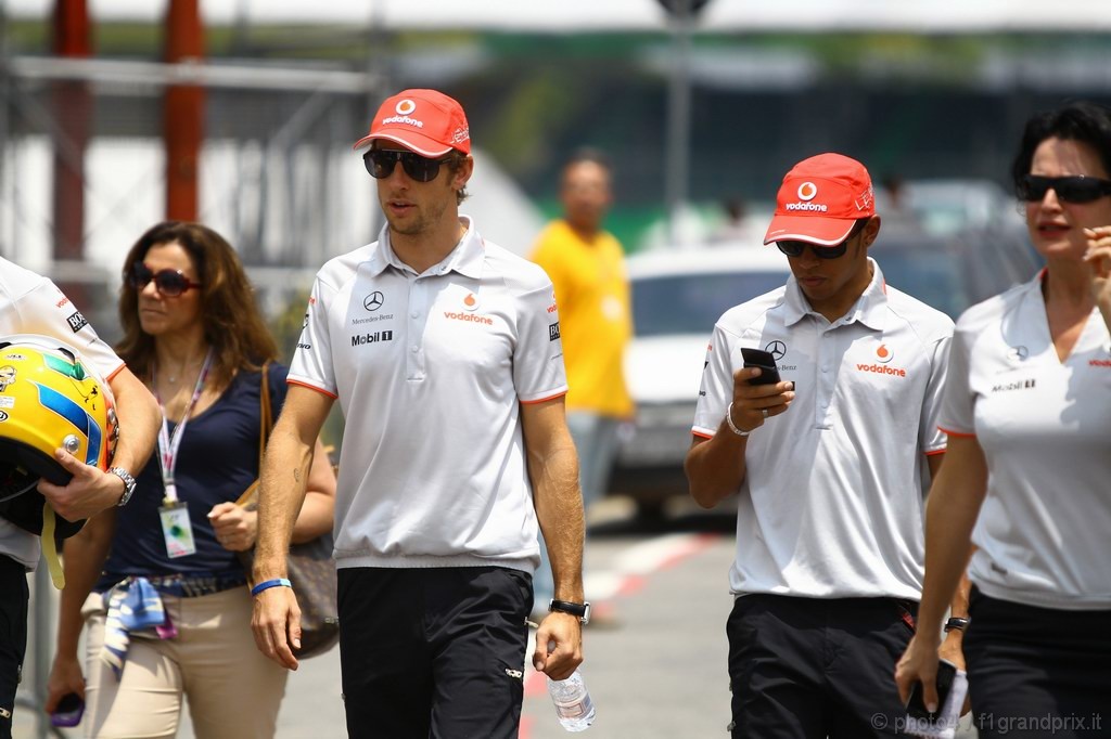 GP Brasile, Giovedi', Jenson Button (GBR), McLaren  Mercedes, MP4-25 e Lewis Hamilton (GBR), McLaren  Mercedes, MP4-25 