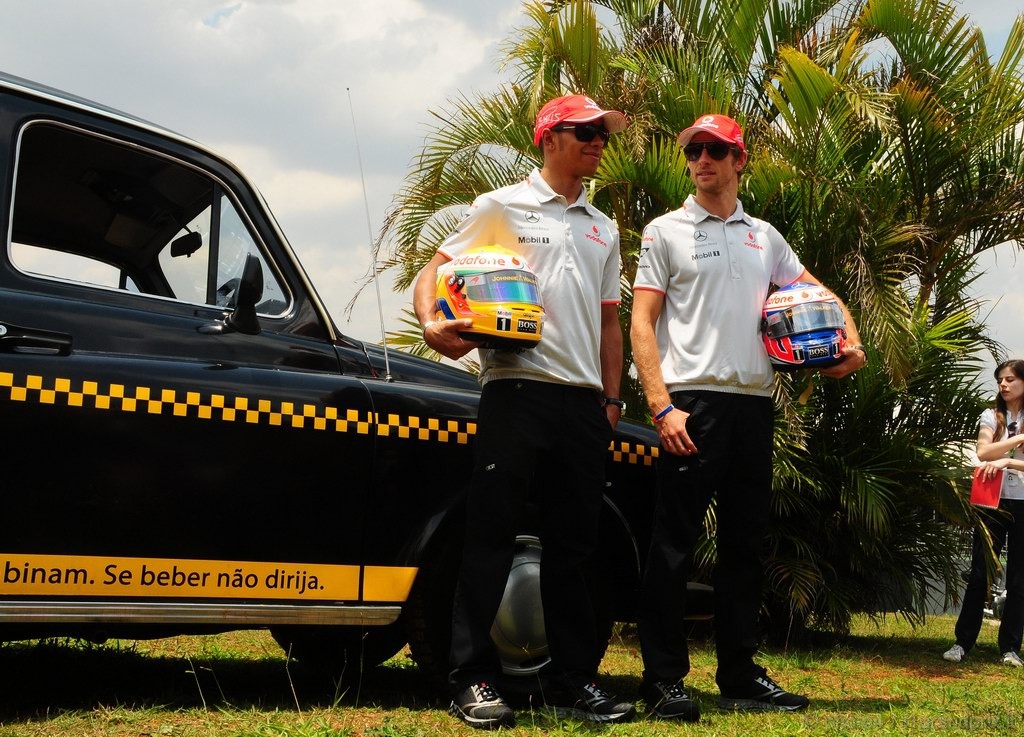 GP Brasile, Giovedi', Lewis Hamilton (GBR), McLaren  Mercedes, MP4-25 e Jenson Button (GBR), McLaren  Mercedes, MP4-25 a London taxi