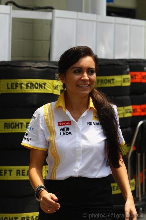 GP Brasile, Giovedi', ragazza nel paddock 
