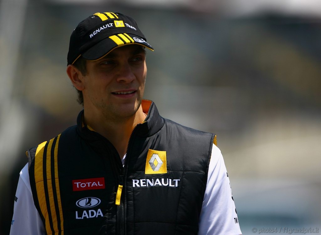 GP Brasile, Giovedi', Vitaly Petrov (RUS), Renault F1 Team, R30 