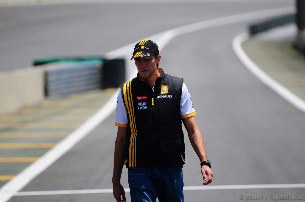 GP Brasile, Giovedi', Vitaly Petrov (RUS), Renault F1 Team, R30 