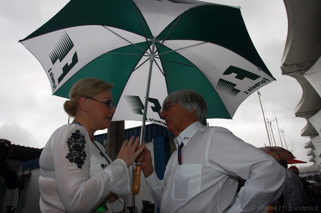 GP Brasile, Saturday, Oksana Kossatschenko (RUS), Manager di Vitaly Petrov (RUS), Renault F1 Team, R30 e Bernie Ecclestone (GBR), President e CEO of Formula One Management  