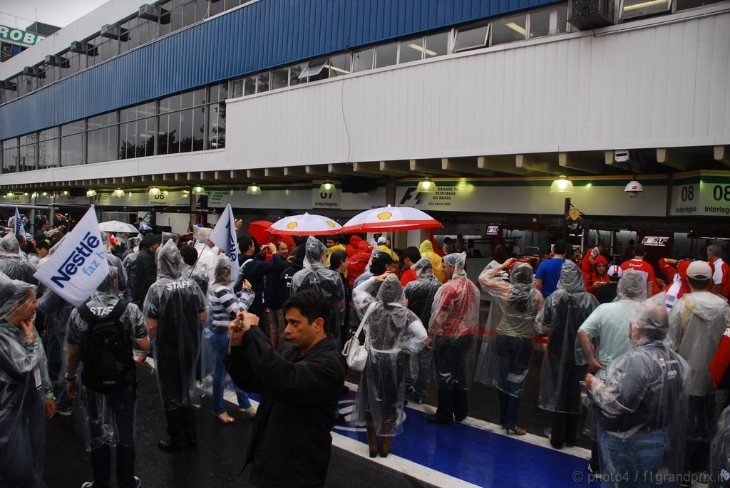 GP Brasile, Saturday, Pit lane