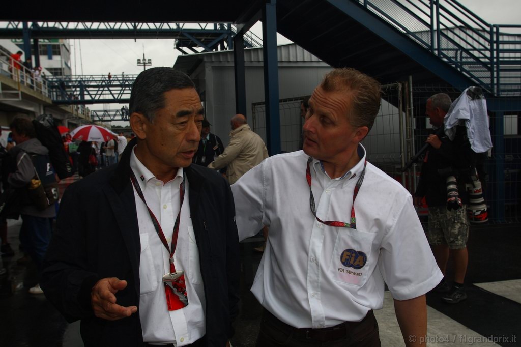 GP Brasile, Saturday, Hiroshi Yasukawa (JPN), Bridgestone e Johnny Herbert (GBR), Ex F1 driver