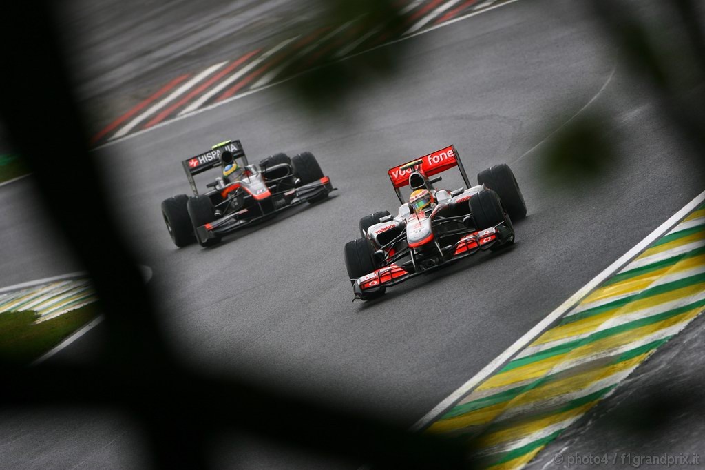 GP Brasile, Qualifiche, Lewis Hamilton (GBR), McLaren  Mercedes, MP4-25 davanti a Bruno Senna (BRA), Hispania Racing F1 Team (HRT), F110 