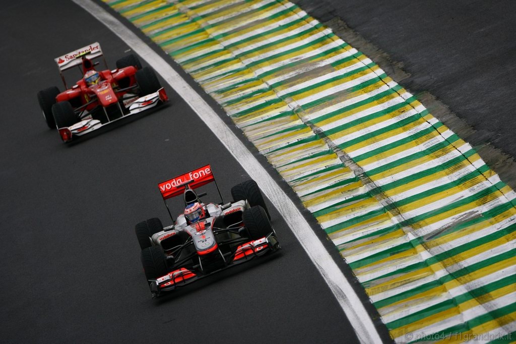 GP Brasile, Qualifiche, Jenson Button (GBR), McLaren  Mercedes, MP4-25 davanti a Fernando Alonso (ESP), Ferrari, F10 
