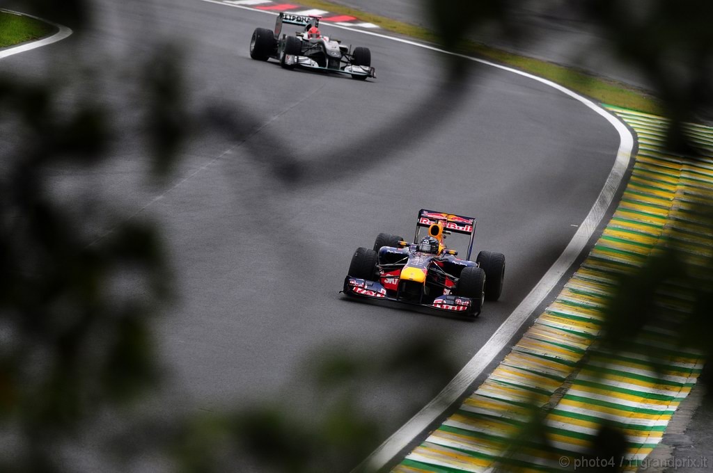 GP Brasile, Qualifiche, Sebastian Vettel (GER), Red Bull Racing, RB6 davanti a Michael Schumacher (GER), Mercedes GP  F1 Team, MGP W01 