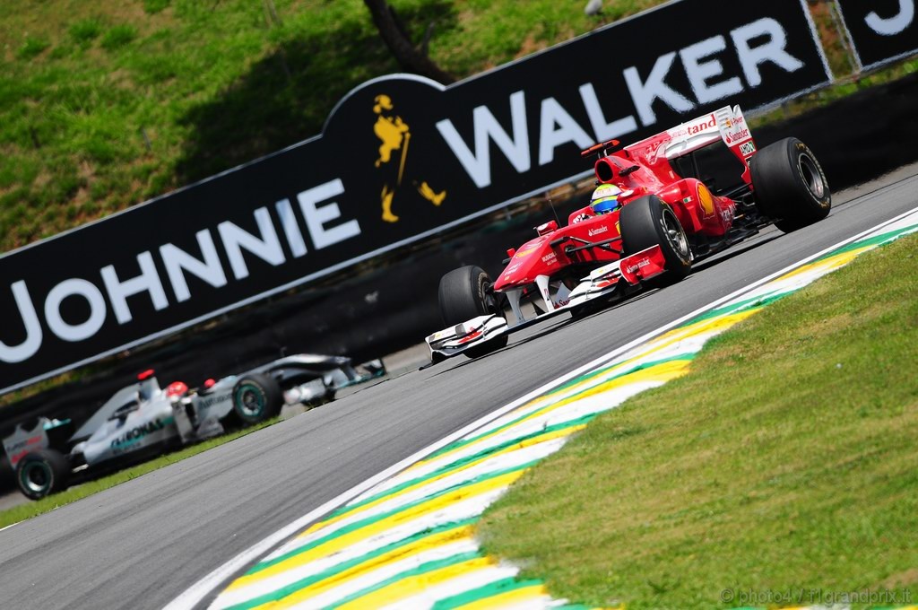 GP Brasile, Prove Libere 1, Venerdi', Felipe Massa (BRA), Ferrari, F10 davanti a Michael Schumacher (GER), Mercedes GP  F1 Team, MGP W01 