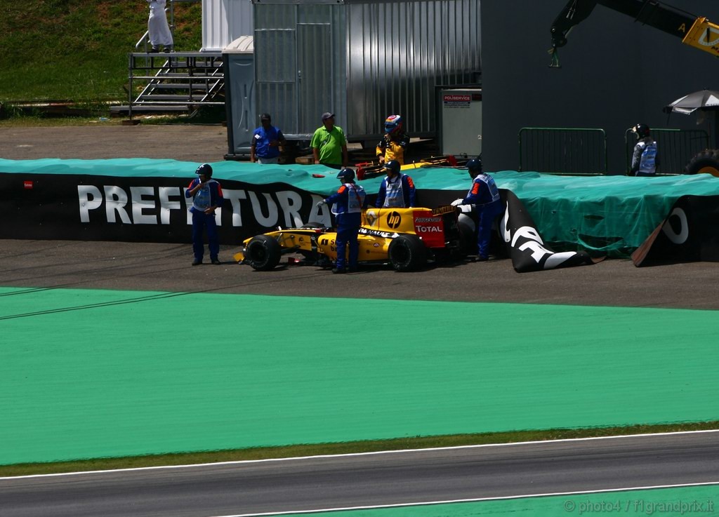 GP Brasile, Prove Libere 1, Venerdi', Vitaly Petrov (RUS), Renault F1 Team, R30 