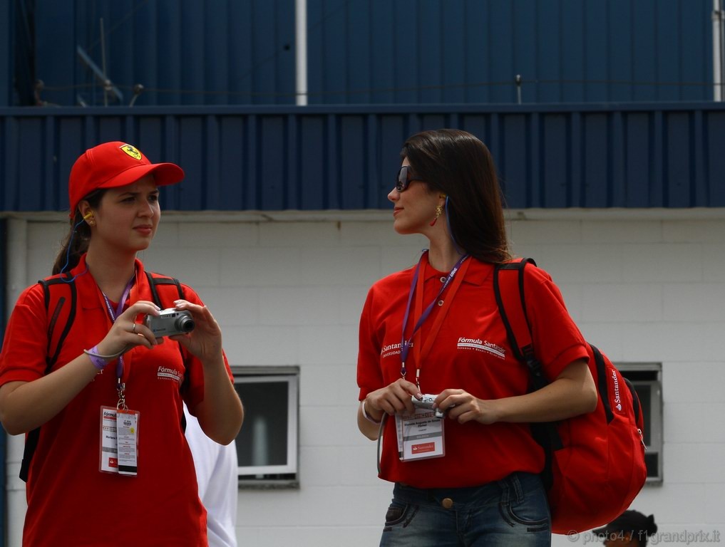 GP Brasile, Prove Libere 2, Venerdi', ragazze nel paddock 