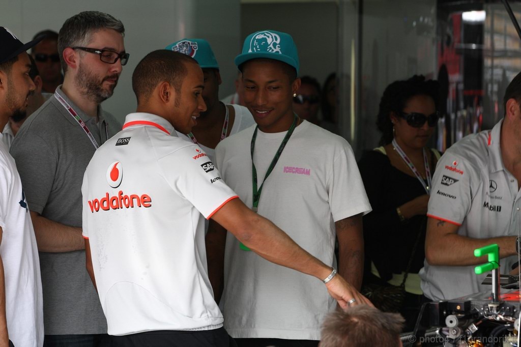 GP Brasile, Prove Libere 2, Venerdi', Lewis Hamilton (GBR), McLaren  Mercedes, MP4-25 e Pharrell Williams, producer, musician e fashion designer