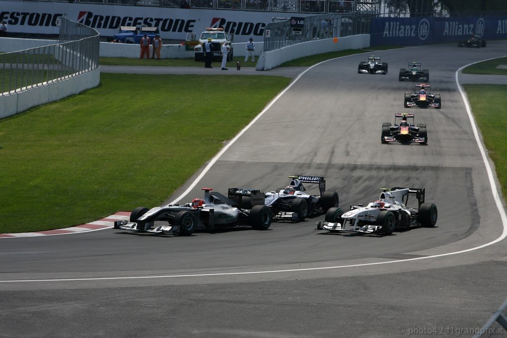 GP Canada, Gara, Michael Schumacher (GER), Mercedes GP  F1 Team, MGP W01 davanti a Kamui Kobayashi (JAP), BMW Sauber F1 Team, C29 e Nico Hulkenberg (GER), Williams, FW32 