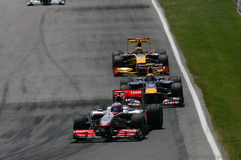 GP Canada, Gara, Jenson Button (GBR), McLaren  Mercedes, MP4-25 davanti a Mark Webber (AUS), Red Bull Racing, RB6 