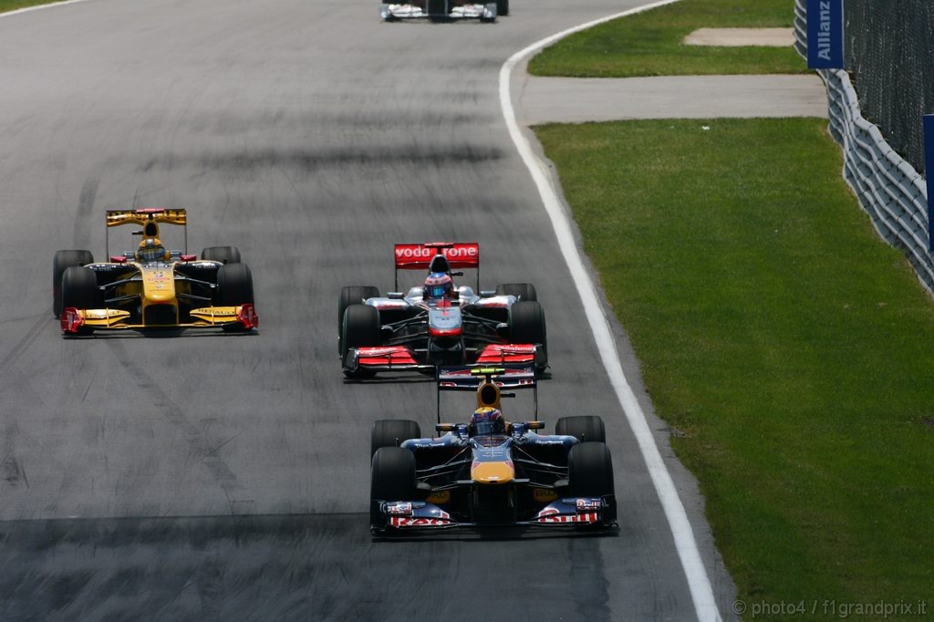 GP Canada, Gara, Mark Webber (AUS), Red Bull Racing, RB6 davanti a Jenson Button (GBR), McLaren  Mercedes, MP4-25 e Robert Kubica (POL), Renault F1 Team, R30 