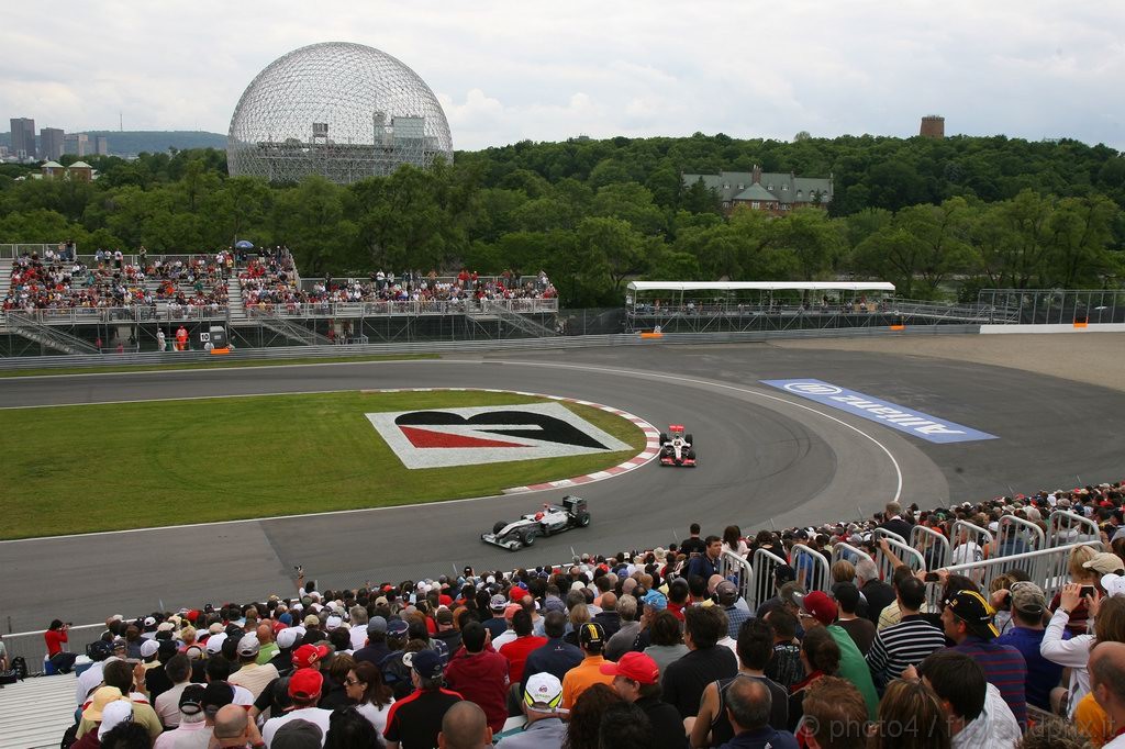 GP Canada, Prove Libere 2, Venerdi', Michael Schumacher (GER), Mercedes GP  F1 Team, MGP W01 davanti a Lewis Hamilton (GBR), McLaren  Mercedes, MP4-25 