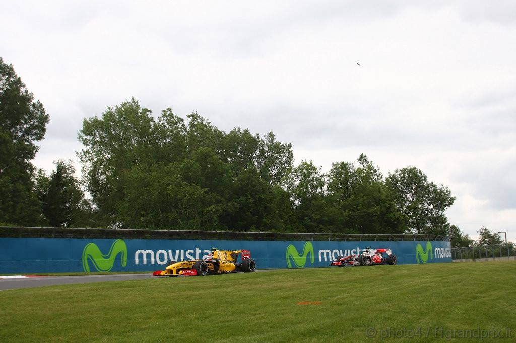 GP Canada, Prove Libere 2, Venerdi', Vitaly Petrov (RUS), Renault F1 Team, R30 davanti a Lewis Hamilton (GBR), McLaren  Mercedes, MP4-25 