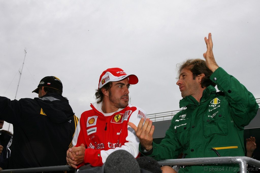 GP Corea, Domenica, Fernando Alonso (ESP), Ferrari, F10 e Jarno Trulli (ITA), Lotus Racing, T127 