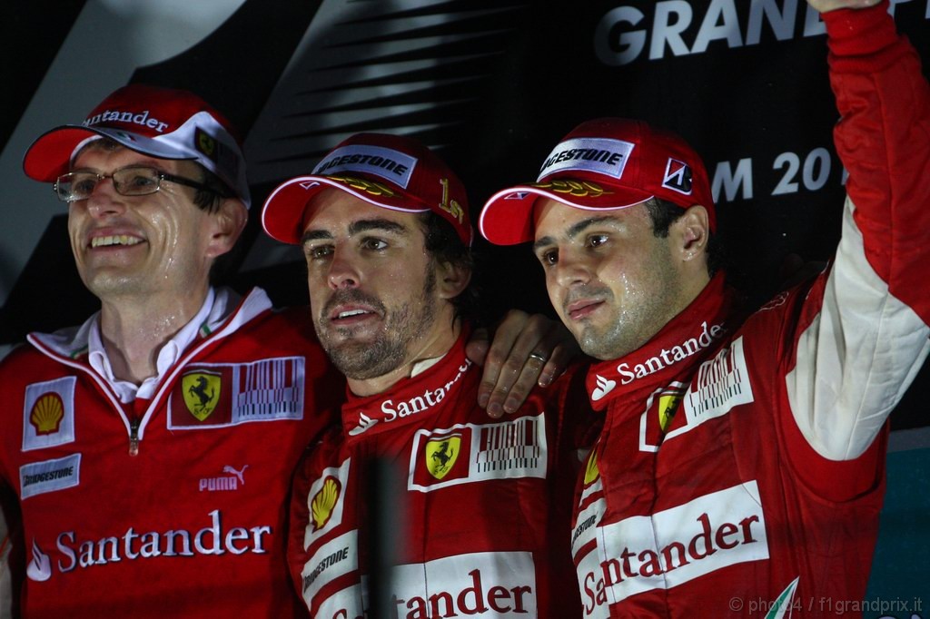 GP Corea, Gara, Fernando Alonso (ESP), Ferrari, F10 vincitore, Felipe Massa (BRA), Ferrari, F10 terzo e Christian Dyer (AUS), Ferrari Gara Engineer 