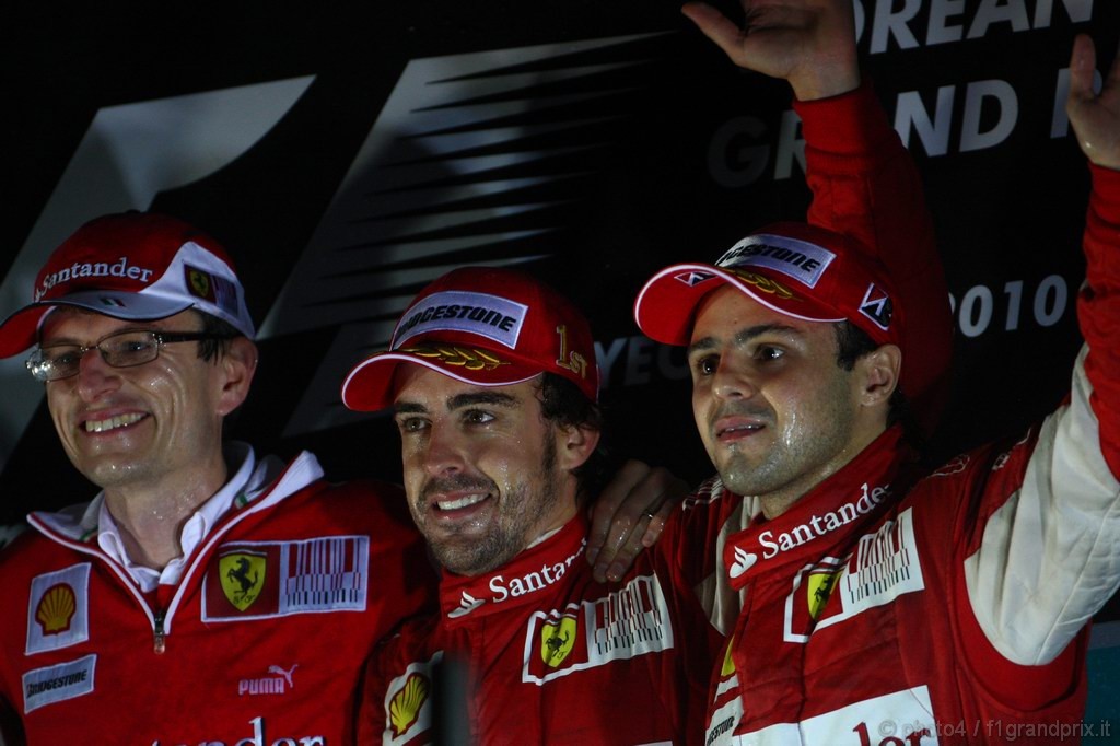 GP Corea, Gara, Fernando Alonso (ESP), Ferrari, F10 vincitore, Felipe Massa (BRA), Ferrari, F10 terzo e Christian Dyer (AUS), Ferrari Gara Engineer 