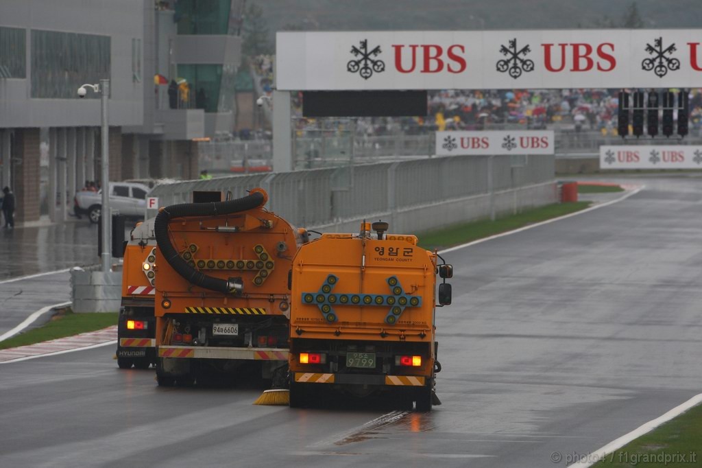 GP Corea, Gara, Trucks on the track to clear