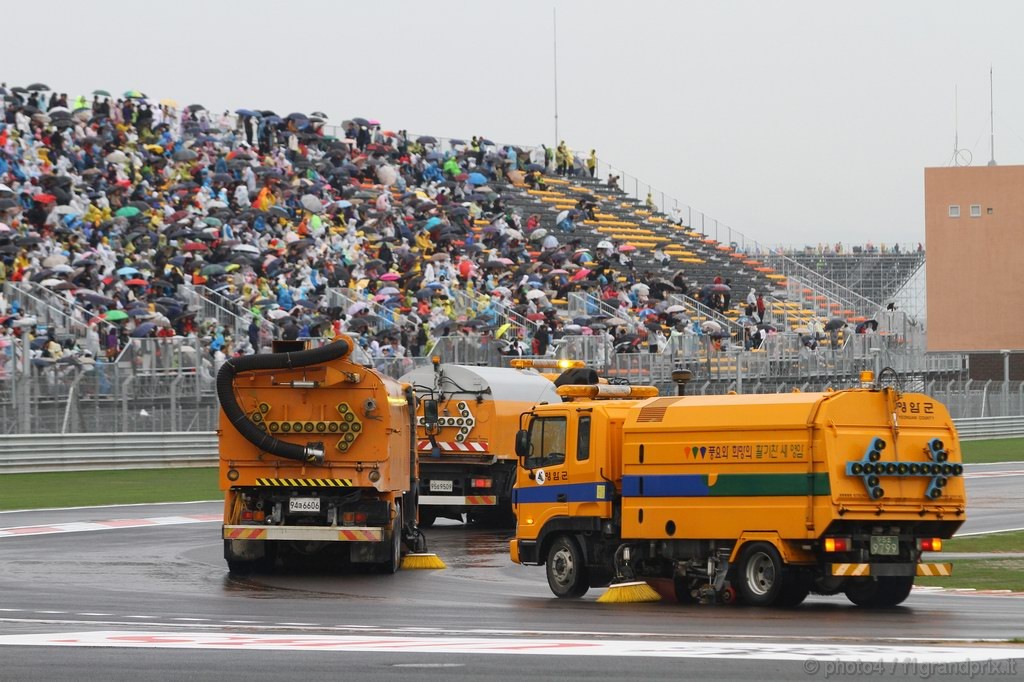 GP Corea, Gara, Trucks on the track to clear