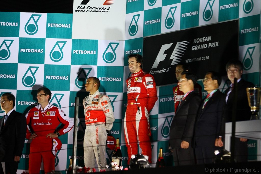 GP Corea, Gara, Fernando Alonso (ESP), Ferrari, F10 vincitore, Lewis Hamilton (GBR), McLaren  Mercedes, MP4-25 secondo e Felipe Massa (BRA), Ferrari, F10 terzo 