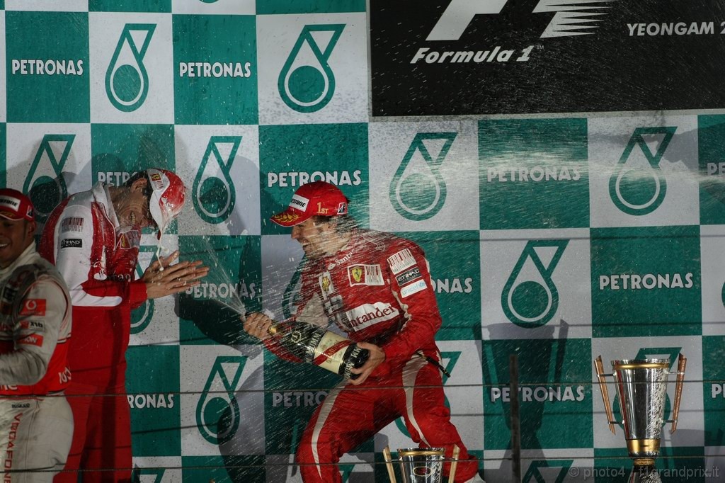 GP Corea, Gara, Fernando Alonso (ESP), Ferrari, F10 vincitore e Christian Dyer (AUS), Ferrari Gara Engineer 