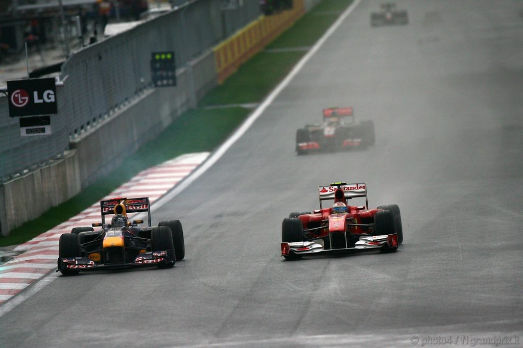GP Corea, Gara, Fernando Alonso (ESP), Ferrari, F10 overtakes Sebastian Vettel (GER), Red Bull Racing, RB6 