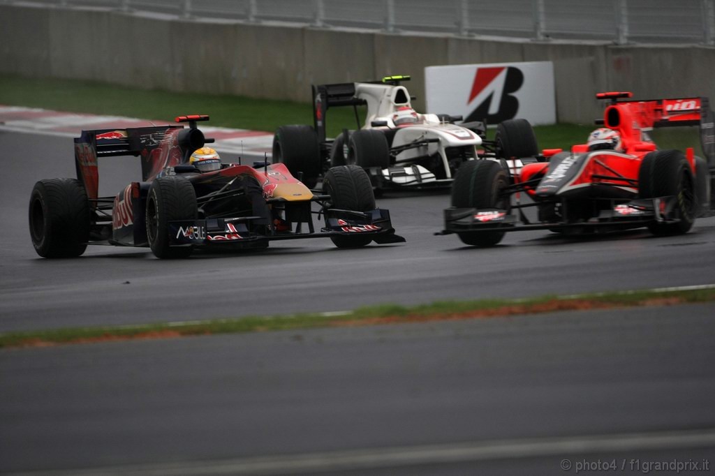 GP Corea, Gara, Sébastien Buemi (SUI), Scuderia Toro Rosso, STR5 e Timo Glock (GER), Virgin Racing, VR-01   crash 