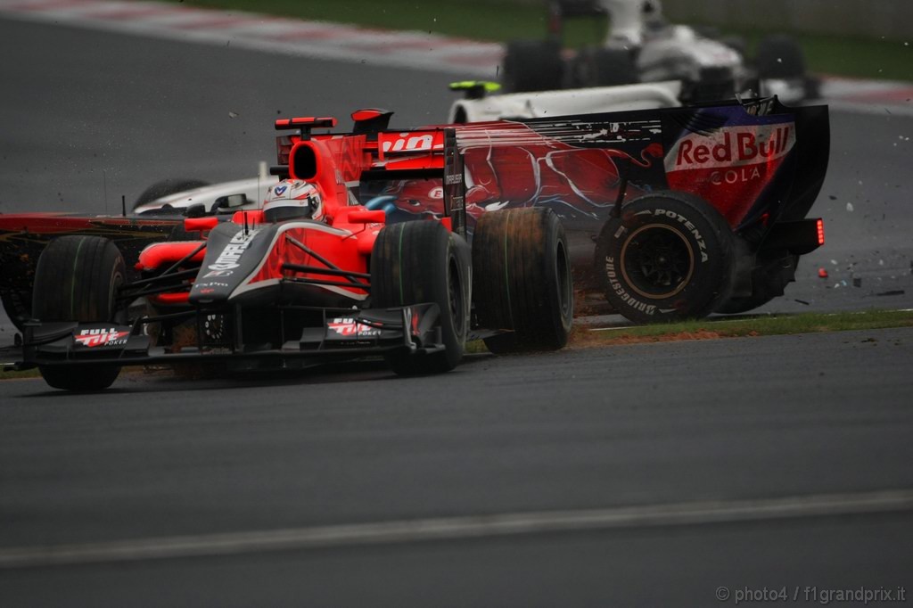 GP Corea, Gara, Timo Glock (GER), Virgin Racing, VR-01  e Sébastien Buemi (SUI), Scuderia Toro Rosso, STR5 crash 
