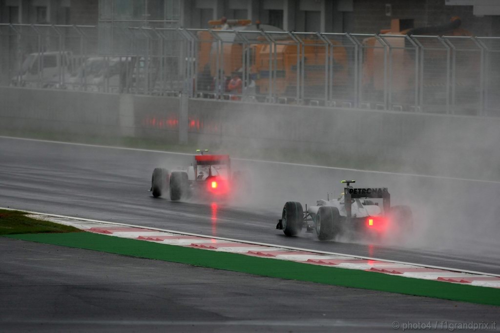 GP Corea, Gara, Lewis Hamilton (GBR), McLaren  Mercedes, MP4-25 e Nico Rosberg (GER), Mercedes GP F1 Team, MGP W01 