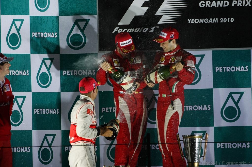 GP Corea, Gara, Fernando Alonso (ESP), Ferrari, F10 vincitore, Lewis Hamilton (GBR), McLaren  Mercedes, MP4-25 secondo e Felipe Massa (BRA), Ferrari, F10 terzo 
