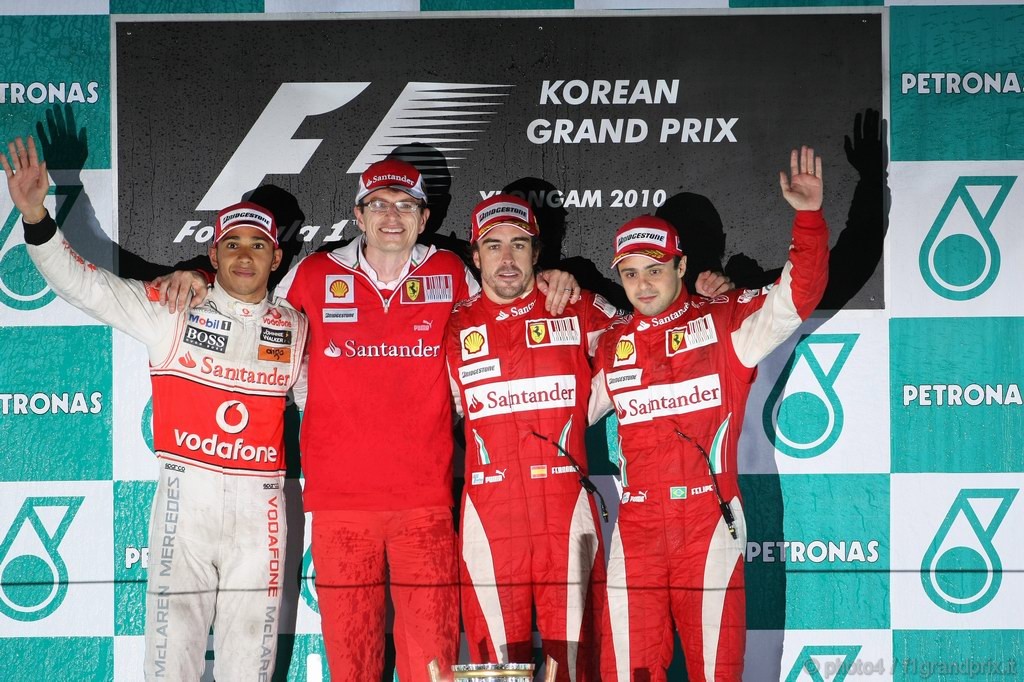 GP Corea, Gara, Fernando Alonso (ESP), Ferrari, F10 vincitore, Lewis Hamilton (GBR), McLaren  Mercedes, MP4-25 secondo e Felipe Massa (BRA), Ferrari, F10 terzo e Christian Dyer (AUS), Ferrari Gara Engineer 