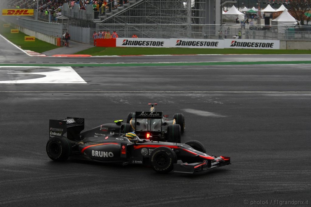 GP Corea, Gara, Bruno Senna (BRA), Hispania Racing F1 Team (HRT), F110 e Jarno Trulli (ITA), Lotus Racing, T127