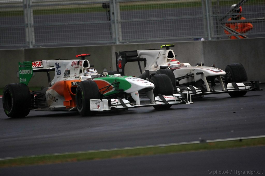 GP Corea, Gara, Adrian Sutil (GER), Force India F1 Team, VJM03 e Kamui Kobayashi (JAP), BMW Sauber F1 Team, C29 
