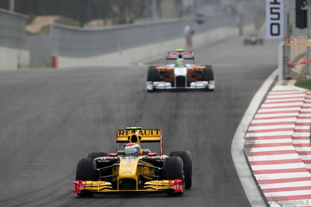 GP Corea, Prove Libere 3, Sabato, Vitaly Petrov (RUS), Renault F1 Team, R30 davanti a Vitantonio Liuzzi (ITA), Force India F1 Team, VJM03 