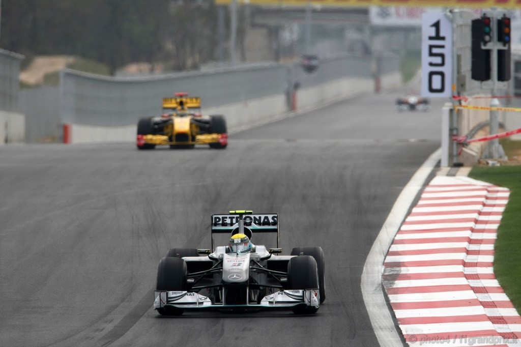 GP Corea, Prove Libere 3, Sabato, Nico Rosberg (GER), Mercedes GP F1 Team, MGP W01 davanti a Robert Kubica (POL), Renault F1 Team, R30 
