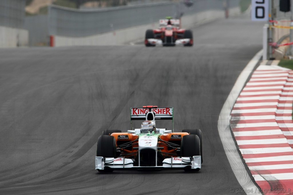 GP Corea, Prove Libere 3, Sabato, Adrian Sutil (GER), Force India F1 Team, VJM03 davanti a Fernando Alonso (ESP), Ferrari, F10 