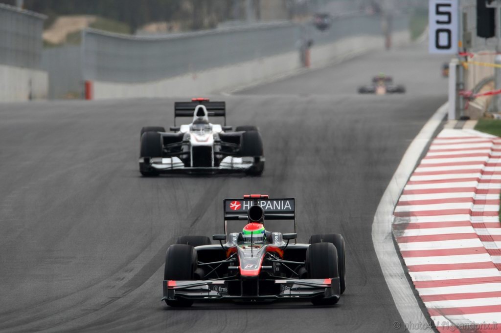 GP Corea, Prove Libere 3, Sabato, Sakon Yamamoto (JPN), Hispania Racing F1 Team (HRT), F110  davanti a Nick Heidfeld (GER), BMW Sauber F1 Team, C29  