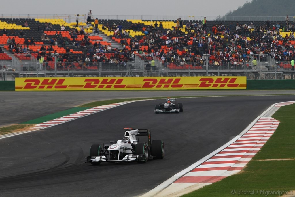 GP Corea, Prove Libere 3, Sabato, Nick Heidfeld (GER), BMW Sauber F1 Team, C29  davanti a Michael Schumacher (GER), Mercedes GP  F1 Team, MGP W01 