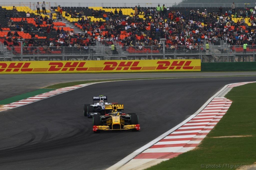 GP Corea, Prove Libere 3, Sabato, Robert Kubica (POL), Renault F1 Team, R30 davanti a Nico Hulkenberg (GER), Williams, FW32 
