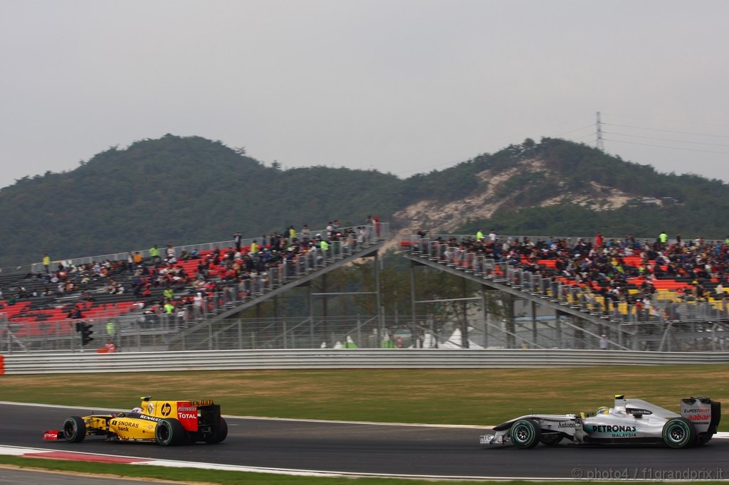 GP Corea, Prove Libere 3, Sabato, Vitaly Petrov (RUS), Renault F1 Team, R30 davanti a Nico Rosberg (GER), Mercedes GP F1 Team, MGP W01 