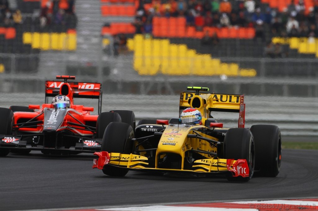 GP Corea, Prove Libere 3, Sabato, Timo Glock (GER), Virgin Racing, VR-01  e Vitaly Petrov (RUS), Renault F1 Team, R30 