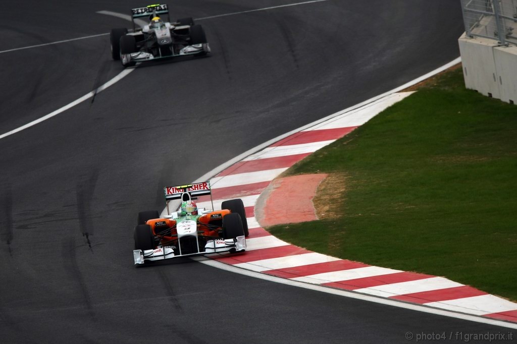 GP Corea, Qualifiche, Vitantonio Liuzzi (ITA), Force India F1 Team, VJM03 davanti a Nico Rosberg (GER), Mercedes GP F1 Team, MGP W01 