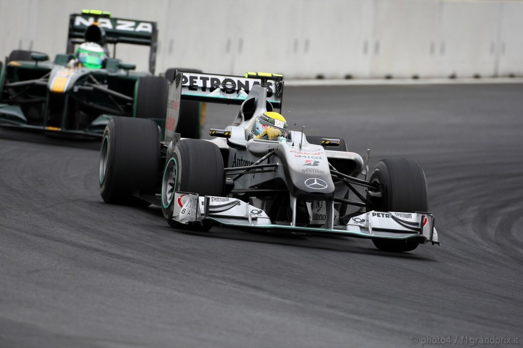 GP Corea, Qualifiche, Nico Rosberg (GER), Mercedes GP F1 Team, MGP W01 davanti a Heikki Kovalainen (FIN), Lotus Racing, T127 