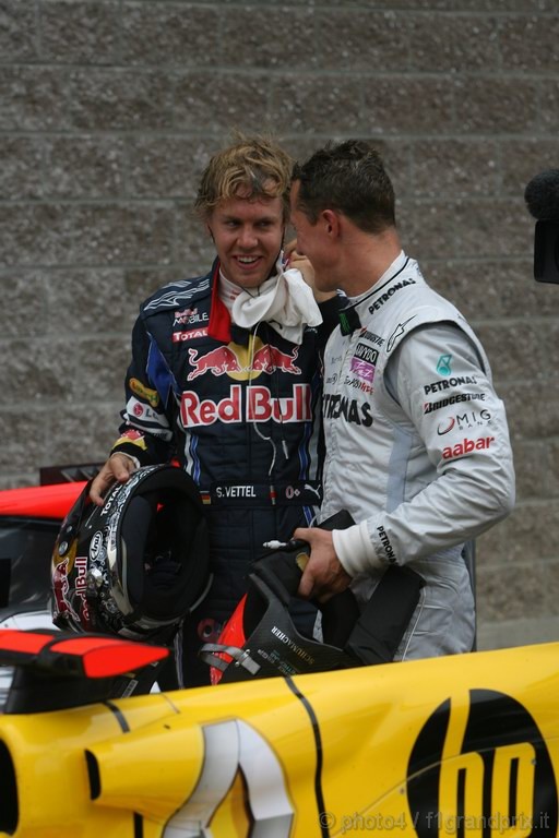 GP Corea, Qualifiche, Sebastian Vettel (GER), Red Bull Racing, RB6 pole position e Michael Schumacher (GER), Mercedes GP  F1 Team, MGP W01 