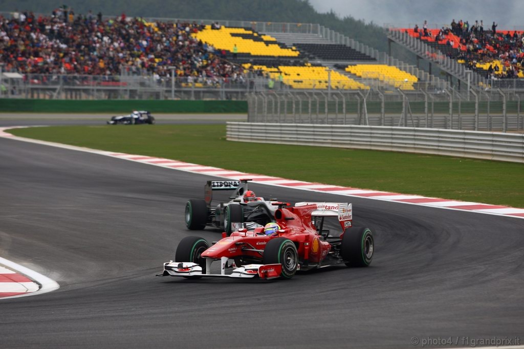 GP Corea, Qualifiche, Felipe Massa (BRA), Ferrari, F10 davanti a Michael Schumacher (GER), Mercedes GP  F1 Team, MGP W01 