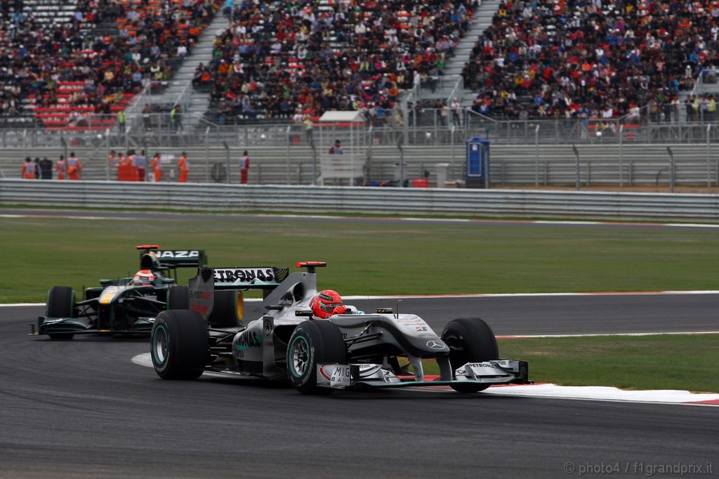 GP Corea, Qualifiche, Michael Schumacher (GER), Mercedes GP  F1 Team, MGP W01 davanti a Jarno Trulli (ITA), Lotus Racing, T127 